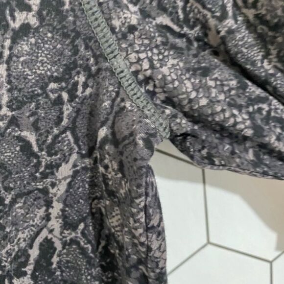 Rails Sami Python Snake Print Charcoal Long Sleeve V-Neck Shirt SIZE XS - Picture 7 of 9